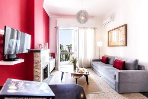 ein Wohnzimmer mit Couch und Fernseher in der Unterkunft Suite Balima XI in Rabat
