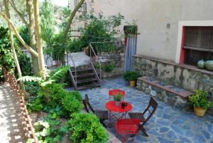 A garden outside Masia El Canalot - Molí Del Pont