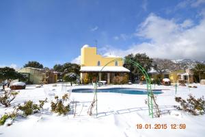 ein schneebedeckter Pool vor einem Gebäude in der Unterkunft Villa Rural Paquete in Pozo Alcón