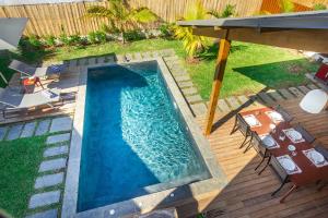una vista dall'alto di una piscina in un cortile di Escale Chic ! Villa de charme au cœur du village balnéaire de Saint-Gilles a Saint-Gilles-les Bains