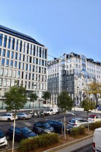 parking z samochodami zaparkowanymi przed budynkami w obiekcie Schottenring City Stock Exchange Apartments w Wiedniu +9 zdjęć