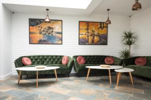 Posezení v ubytování UpperHouse Suites & More