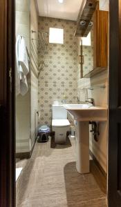 La salle de bains est pourvue d'un lavabo et de toilettes. dans l'établissement Junior Suite Balima I B43, à Rabat