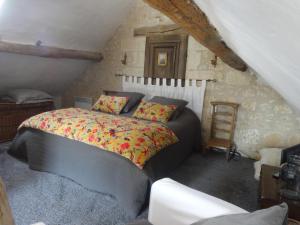 Tempat tidur dalam kamar di Domaine de Givré