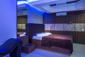 Motel 2001 (Adults Only) tesisinde bir odada yatak veya yataklar