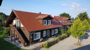 吕本Spreewaldhaus zum Schoberplatz的享有红色屋顶房屋的顶部景色