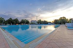 Bazén v ubytování Hunguest Hotel Aqua Sol nebo v jeho okolí