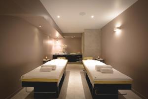 una camera con due letti e un lavandino di Les Terrasses d'Eze - Hôtel & Spa a Èze
