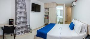 a bedroom with a bed and the leaning tower of pisa at Hotel Laureles Plaza in Medellín