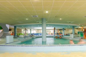 Bazén v ubytování Hunguest Hotel Aqua Sol nebo v jeho okolí