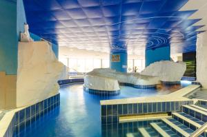 Bazén v ubytování Hunguest Hotel Aqua Sol nebo v jeho okolí