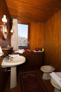 Cerano d'IntelviVilla Il Castagno的带水槽、马桶和窗户的浴室