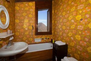 Cerano d'IntelviVilla Il Castagno的带水槽、浴缸和窗户的浴室 更多21张照片