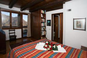 Cerano d'IntelviVilla Il Castagno的一间卧室,床上放着鲜花