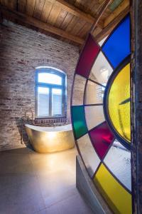 Kochs Stadthotel في أولبه: حمام مع حوض ونافذة زجاجية ملطخة
