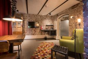 ein Wohnzimmer mit einem Tisch und einer Küche in der Unterkunft Kochs Stadthotel in Olpe