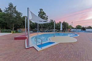 Bazén v ubytování Hunguest Hotel Aqua Sol nebo v jeho okolí