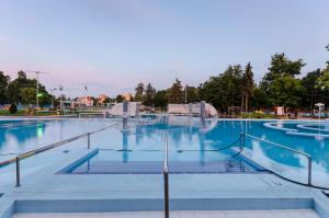 Bazén v ubytování Hunguest Hotel Aqua Sol nebo v jeho okolí