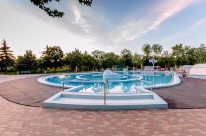 Bazén v ubytování Hunguest Hotel Aqua Sol nebo v jeho okolí
