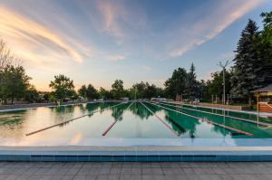 Bazén v ubytování Hunguest Hotel Aqua Sol nebo v jeho okolí