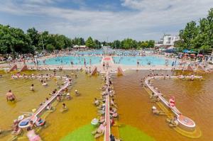 Bazén v ubytování Hunguest Hotel Aqua Sol nebo v jeho okolí