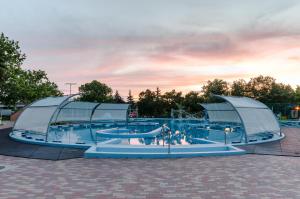 Bazén v ubytování Hunguest Hotel Aqua Sol nebo v jeho okolí