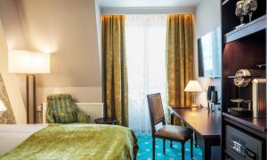 Postel nebo postele na pokoji v ubytování Hotel Bristol