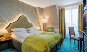 Postel nebo postele na pokoji v ubytování Hotel Bristol