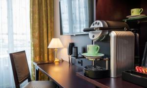 Příslušenství pro přípravu čaje a kávy v ubytování Hotel Bristol