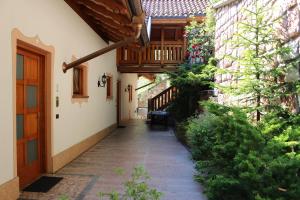 korytarz domu z drewnianym chodnikiem w obiekcie Appartamenti Donini Alfredo w mieście Molveno