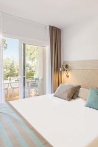 Posteľ alebo postele v izbe v ubytovaní Pierre & Vacances Estartit Playa