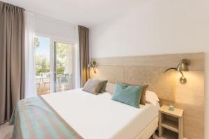 Posteľ alebo postele v izbe v ubytovaní Pierre & Vacances Estartit Playa