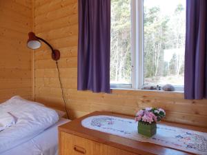 a bedroom with a bed and a window at Söderhagen Camping och Gästhem in Eckerö