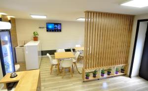 una sala conferenze con tavolo, sedie e TV di Light Hotel a Tbilisi City
