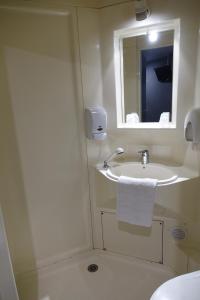 Koupelna v ubytování Fasthotel Bordeaux Eysines + 18 fotografií