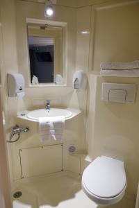 y baño con lavabo, aseo y espejo. en Fasthotel Bordeaux Eysines, en Eysines