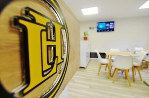 una sala da pranzo con un tavolo e sedie bianche di Light Hotel a Tbilisi City