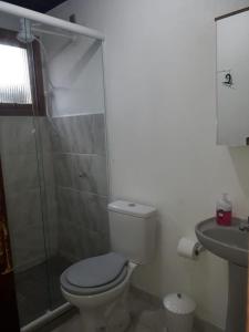 y baño con aseo, ducha y lavamanos. en Apto Jk em Cachoeirinha en Cachoeirinha