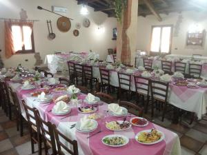 A restaurant or other place to eat at Agriturismo S´Aranada