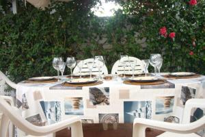 トレ・デ・ベナガルボンにあるEl Hidalgo-El Molinoのワイングラスと皿を盛り付けたテーブル