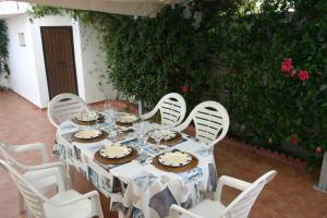 トレ・デ・ベナガルボンにあるEl Hidalgo-El Molinoの白い椅子とテーブル、食器が付いたテーブル