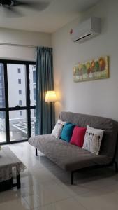 ein Wohnzimmer mit einer Couch und einem Fenster in der Unterkunft Happy Homestay@Icon City Petaling Jaya Sunway Subang in Petaling Jaya + 40 Fotos