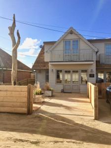 Gallery image of Beach House. Camber Sands. Sleeps 12 in Camber