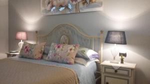 1 dormitorio con 1 cama y 2 mesas con lámparas en La Casa Di Stefania, en Pollutri