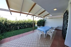 A garden outside ARIES Case Vacanza