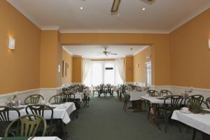 een eetkamer met witte tafels en stoelen bij All Seasons Lodge Hotel in Great Yarmouth