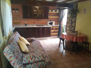 a living room with a couch and a kitchen at Casa Daniel in Costa Teguise