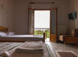 Een bed of bedden in een kamer bij Hotel Antigoni