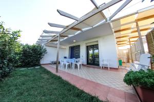 A garden outside ARIES Case Vacanza