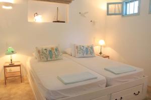 アリンダにあるCharming Leros Hideaway | Serenity & Privacyの白いベッドルーム(大きな白いベッド1台、枕2つ付)